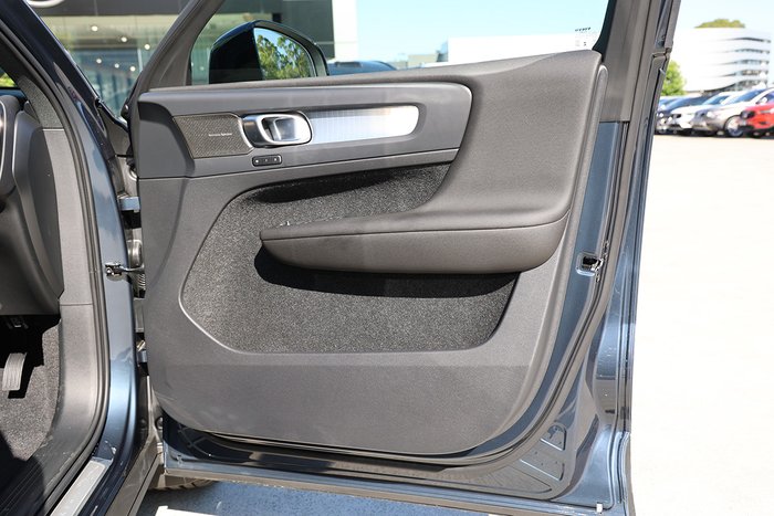 2025 Volvo XC40 Ultra B4 Dark