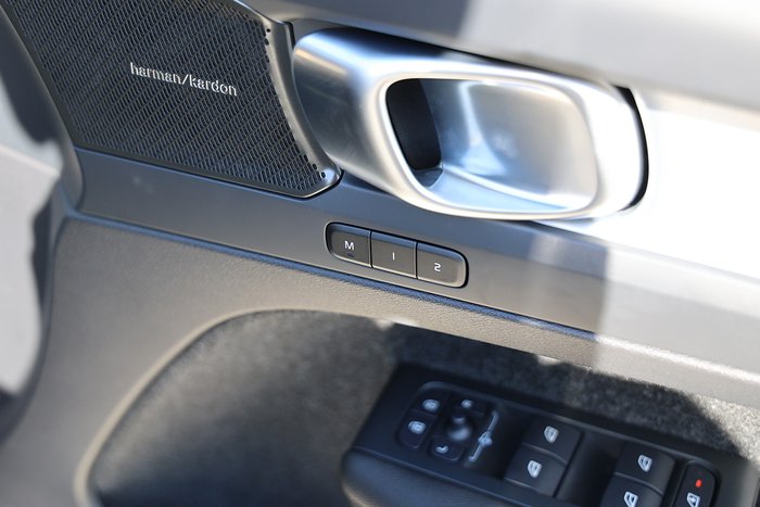 2025 Volvo XC40 Ultra B4 Dark