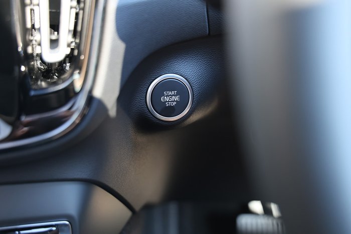 2025 Volvo XC40 Ultra B4 Dark