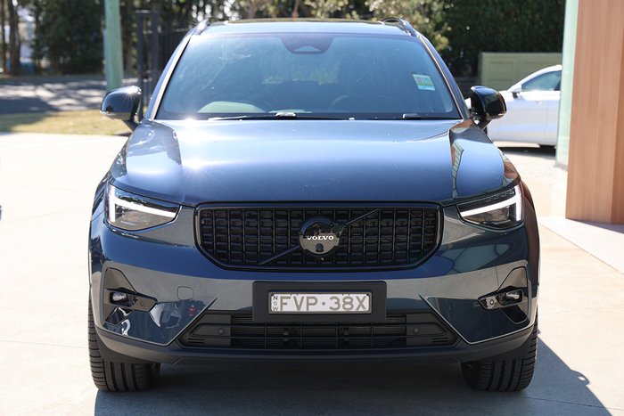 2025 Volvo XC40 Ultra B4 Dark