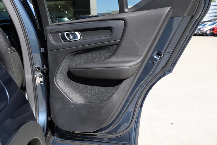 2025 Volvo XC40 Ultra B4 Dark