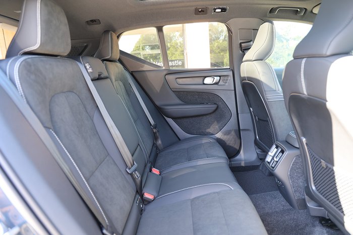 2025 Volvo XC40 Ultra B4 Dark