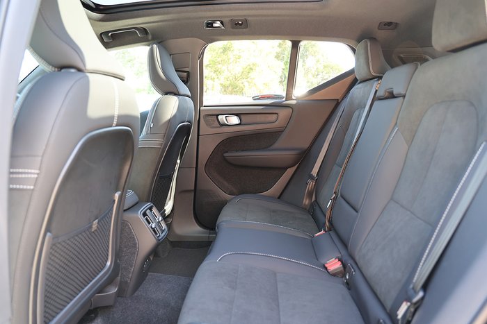 2025 Volvo XC40 Ultra B4 Dark