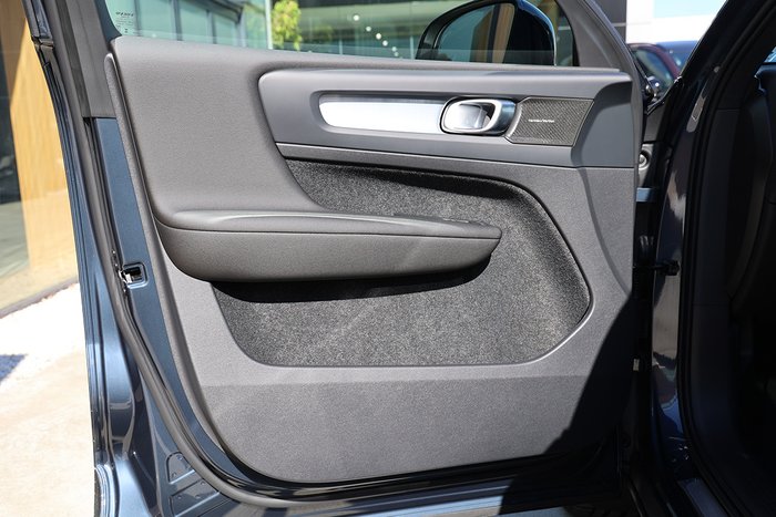 2025 Volvo XC40 Ultra B4 Dark