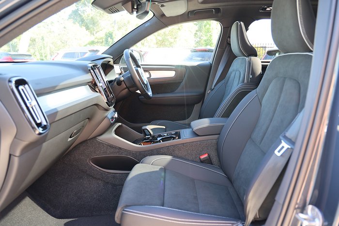 2025 Volvo XC40 Ultra B4 Dark