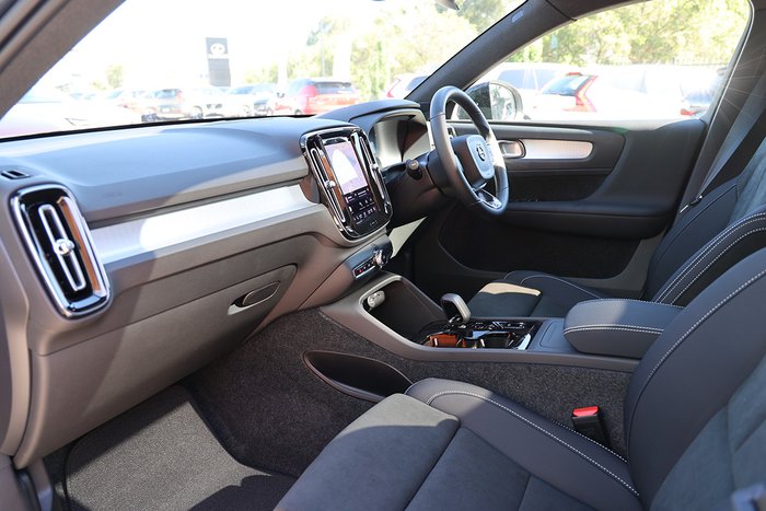 2025 Volvo XC40 Ultra B4 Dark