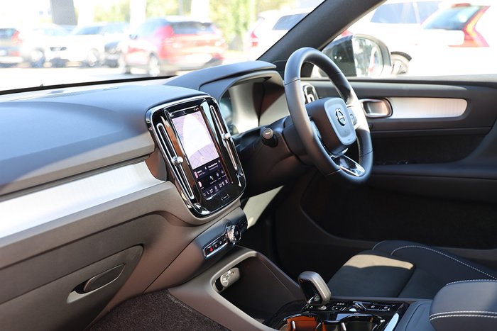 2025 Volvo XC40 Ultra B4 Dark