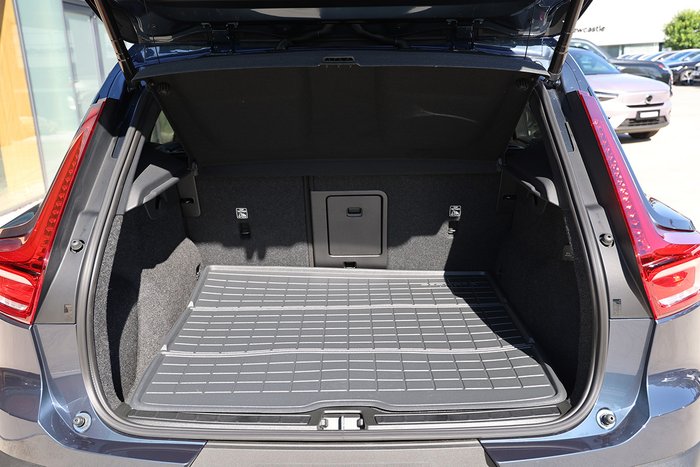 2025 Volvo XC40 Ultra B4 Dark