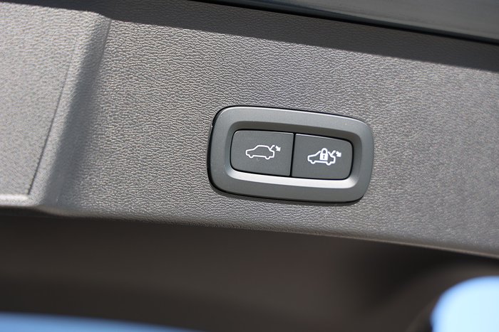 2025 Volvo XC40 Ultra B4 Dark