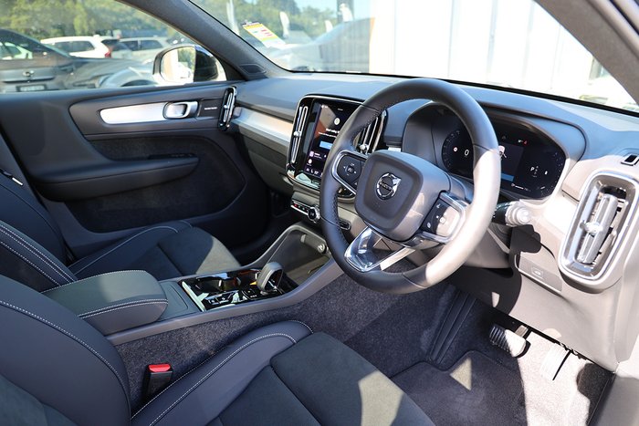 2025 Volvo XC40 Ultra B4 Dark