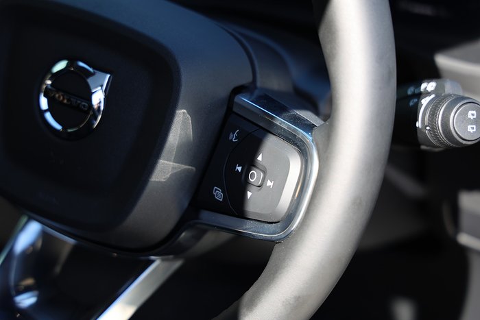 2025 Volvo XC40 Ultra B4 Dark