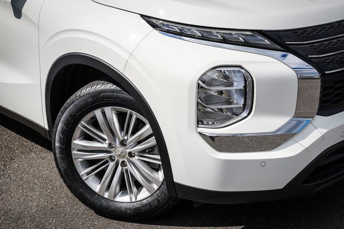 2024 MITSUBISHI OUTLANDER ES 7 SEAT (2WD)