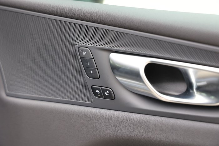 2025 Volvo XC60 Plus B5 Bright