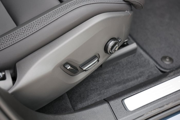 2025 Volvo XC60 Plus B5 Bright