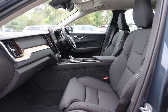 2025 Volvo XC60 Plus B5 Bright