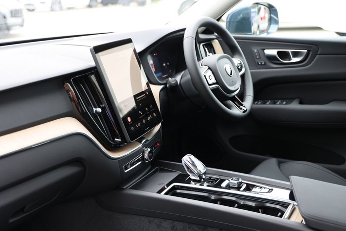 2025 Volvo XC60 Plus B5 Bright