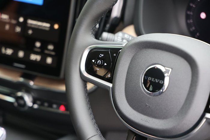 2025 Volvo XC60 Plus B5 Bright