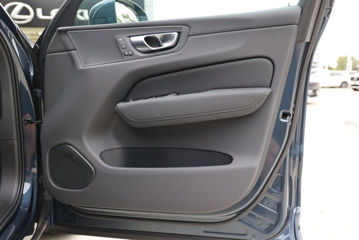 2025 Volvo XC60 Plus B5 Bright