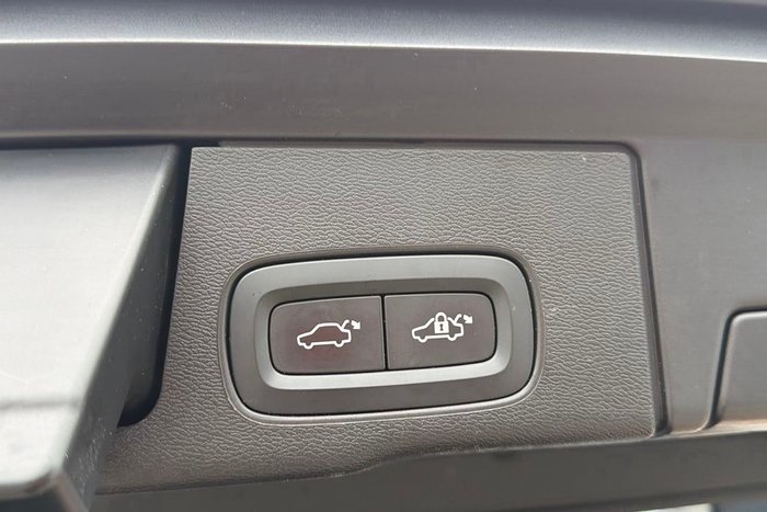 2022 Volvo XC60 Ultimate B6 Dark