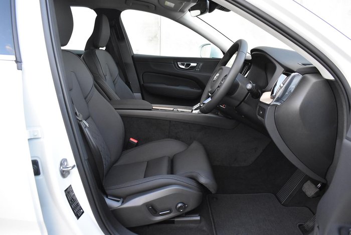 2025 Volvo XC60 Plus B5 Bright