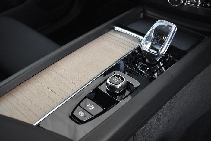 2025 Volvo XC60 Plus B5 Bright