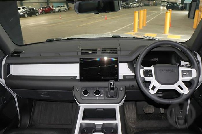 2025 Land Rover Defender 130 D350 X-Dynamic SE