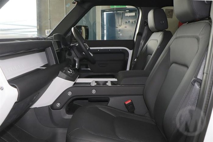 2025 Land Rover Defender 130 D350 X-Dynamic SE