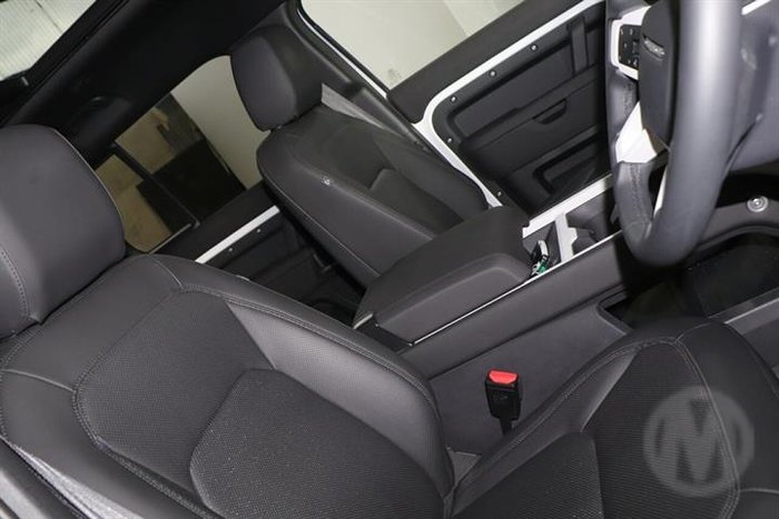 2025 Land Rover Defender 130 D350 X-Dynamic SE