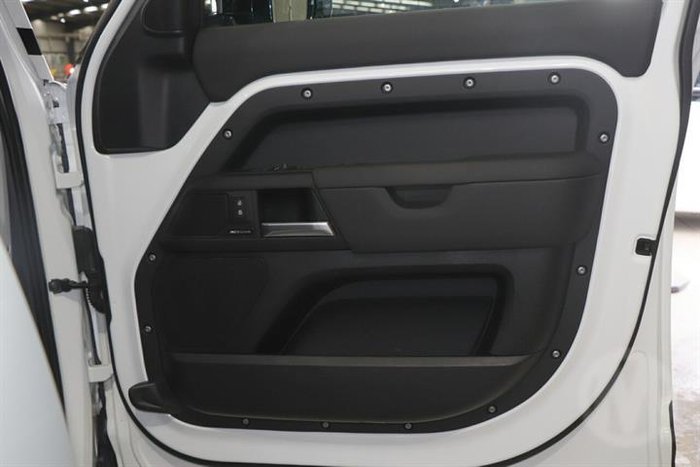 2025 Land Rover Defender 130 D350 X-Dynamic SE
