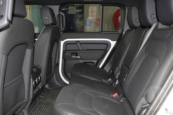 2025 Land Rover Defender 130 D350 X-Dynamic SE