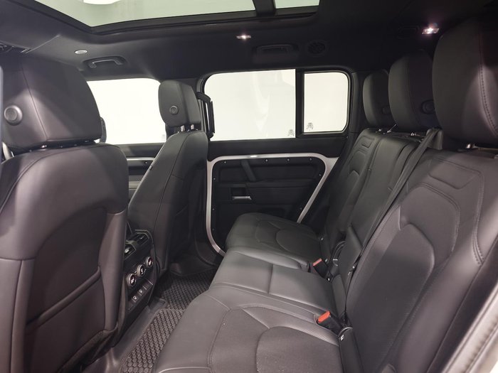 2025 Land Rover Defender 130 D350 X-Dynamic SE