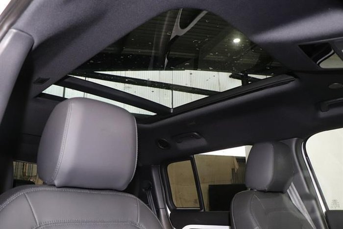 2025 Land Rover Defender 130 D350 X-Dynamic SE