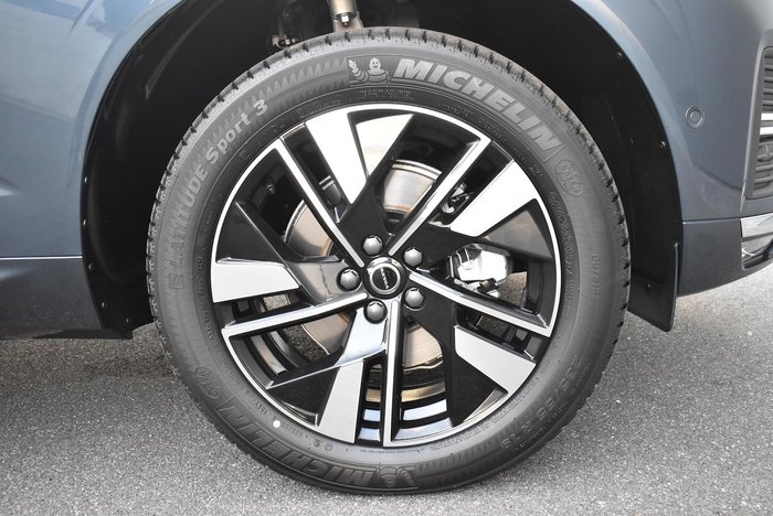 2025 Volvo XC60 Plus B5 Bright