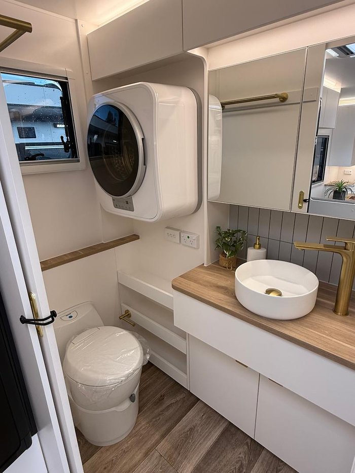 2025 New Age Caravans Expedition Mr16