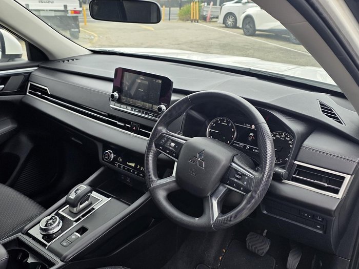 2023 Mitsubishi Outlander ES