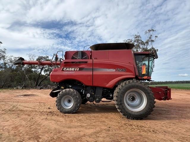 2018 CASE IH 7240 Combine Harvester With Macdon D140 Draper Front