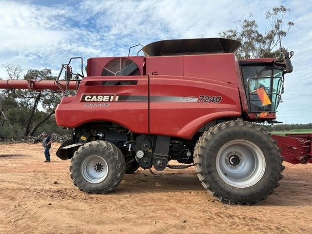 2018 CASE IH 7240 Combine Harvester With Macdon D140 Draper Front
