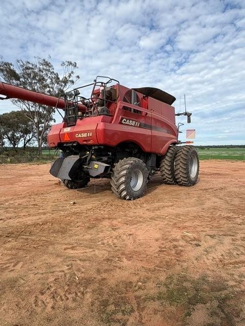 2018 CASE IH 7240 Combine Harvester With Macdon D140 Draper Front