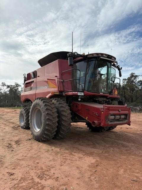 2018 CASE IH 7240 Combine Harvester With Macdon D140 Draper Front