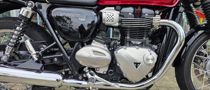 2019 Triumph BONNEVILLE T100 BLACK RED