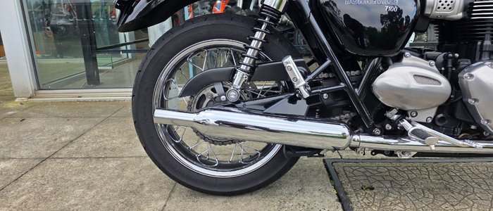 2019 Triumph BONNEVILLE T100 BLACK RED