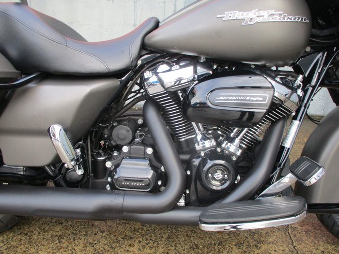 2018 HARLEY-DAVIDSON FLHX STREET GLIDE GREY