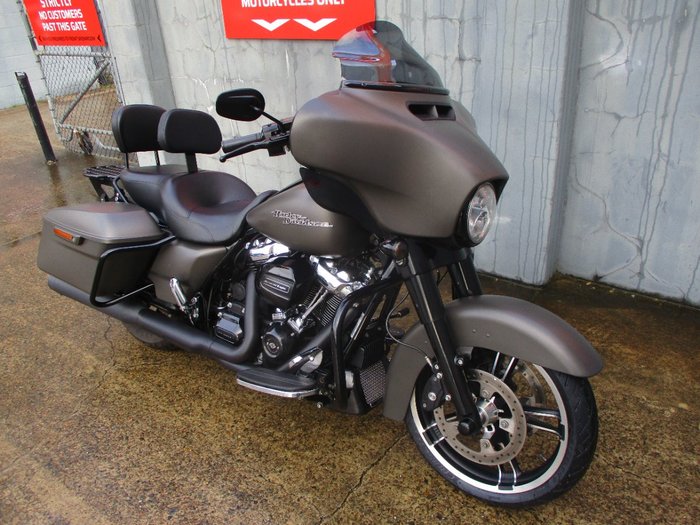 2018 HARLEY-DAVIDSON FLHX STREET GLIDE GREY