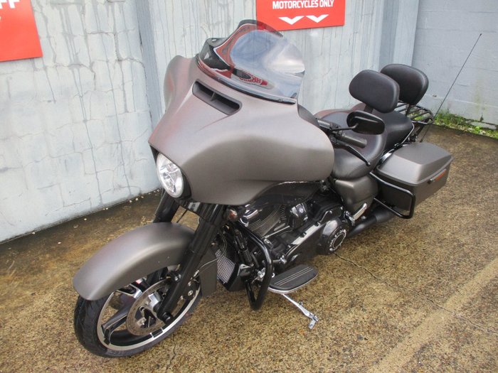 2018 HARLEY-DAVIDSON FLHX STREET GLIDE GREY