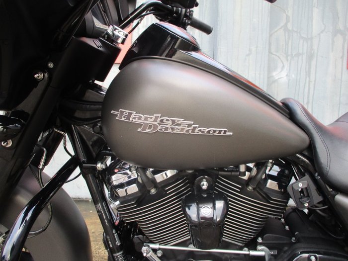 2018 HARLEY-DAVIDSON FLHX STREET GLIDE GREY