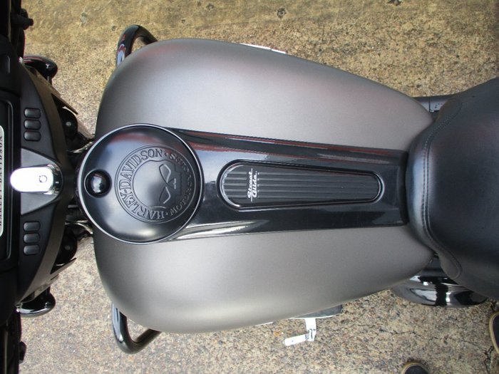 2018 HARLEY-DAVIDSON FLHX STREET GLIDE GREY