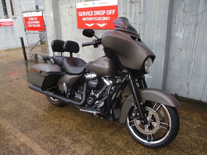 2018 HARLEY-DAVIDSON FLHX STREET GLIDE GREY