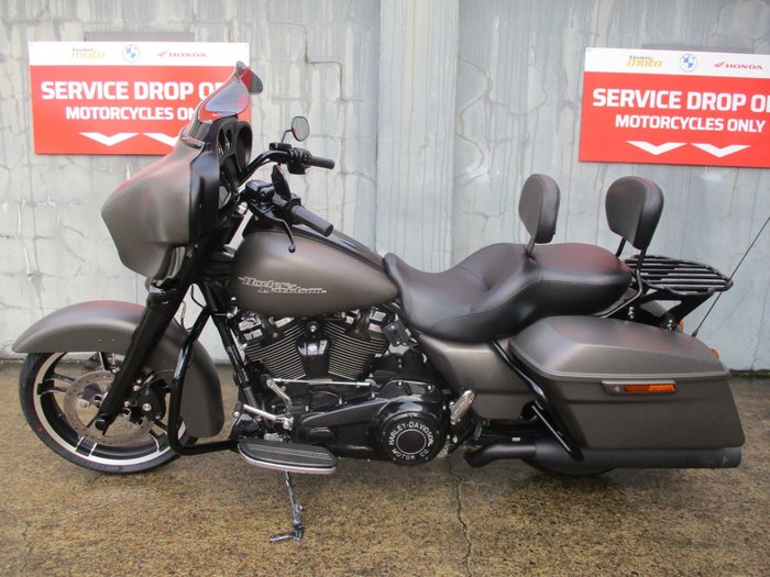 2018 HARLEY-DAVIDSON FLHX STREET GLIDE GREY