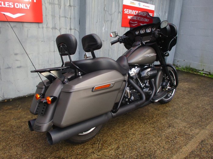 2018 HARLEY-DAVIDSON FLHX STREET GLIDE GREY