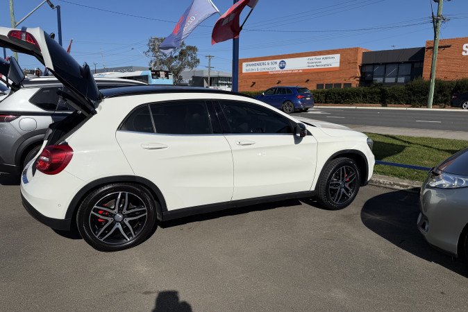 2017 MERCEDES-BENZ GLA 180